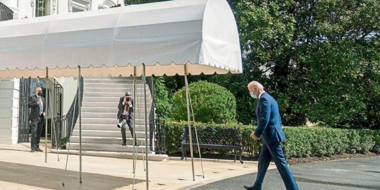 Biden levanta la barrera covid y facilita la distensión con la UE