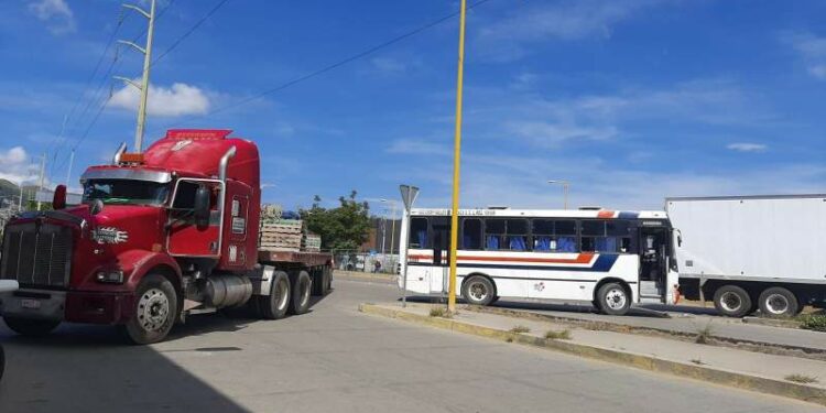 Bloquea STEUABJO crucero de 5 Señores y Avenida Universidad – Primera Línea
