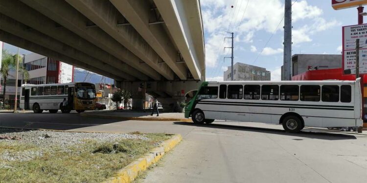 Bloquean crucero de 5 señores en la ciudad de Oaxaca