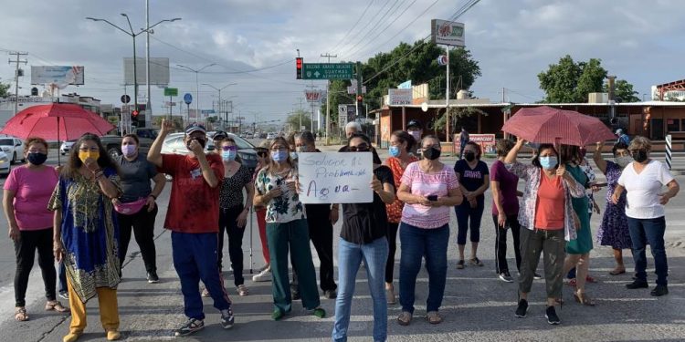 Bloquean crucero por falta de agua vecinos de norponiente de Hermosillo