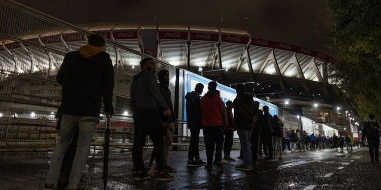 En procesión: la fila de los hinchas para retirar las entradas para el partido de la Selección Argentina contra Bolivia en el estadio Monumental