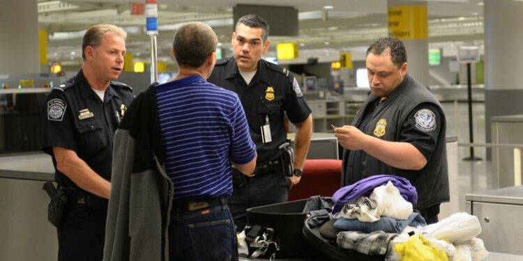 Hay una lista de cosas a considerar para garantizar un procesamiento rápido y eficiente al momento de hacer inmigración en los Estados Unidos.