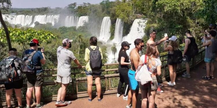 Cataratas: fin de semana con récord de visitas en pandemia