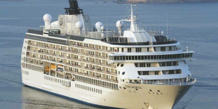 Cerca de dos mil turistas 'conquistan' Cartagena por mar hasta el domingo en plenas fiestas