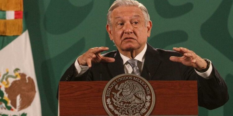 Científicos gastaban en extravagancias y viajes, acusa AMLO
