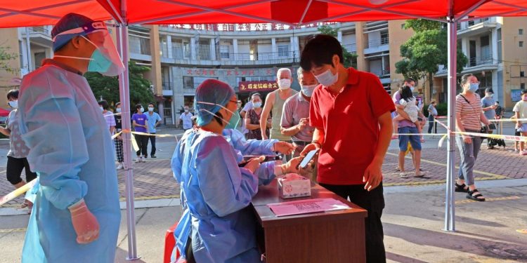 Ciudad china restringe los viajes y cierra lugares públicos tras nuevo brote de Covid-19