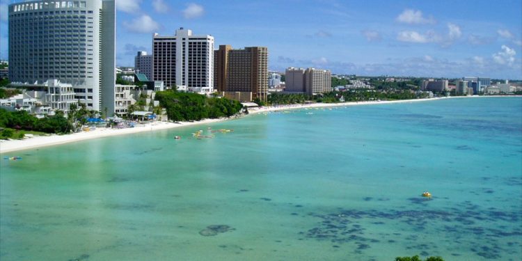 Cómo es la perdida isla en el medio del Pacífico que ofrece mar, sol y vacunas contra el COVID-19 a los turistas