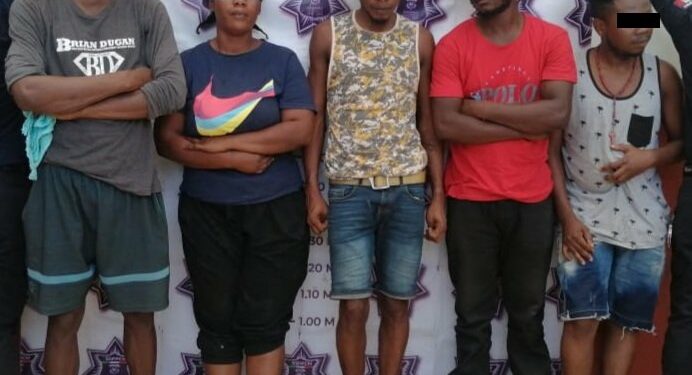 Detienen a 5 haitianos por daños en agencia de viajes