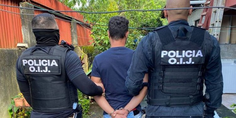 Detenidos sospechosos de estafas en Limón. Foto OIJ.