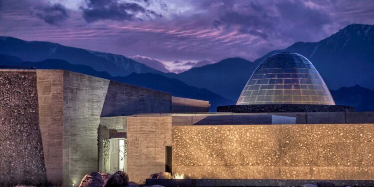 No es solo vino, que también. Lo que se premia en el ranking World’s Best Vineyards que elabora el grupo mediático especializado William Reed es la mejor experiencia en una bodega, que incluye aspectos como la arquitectura, la visita, el paisaje o la atención del personal. Desde hace tres años elabora con este criterio un listado de los 50 mejores destinos enoturísticos que, en esta ocasión, tiene a dos representantes españoles en el top 10.