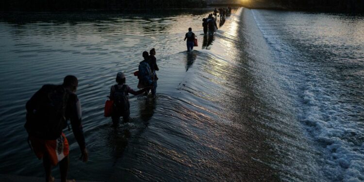 EE UU inicia las deportaciones masivas de haitianos retenidos en el sur de Texas | Internacional