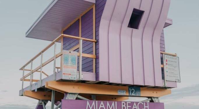 Nueva York, Los Ángeles o Miami están un poco más cerca. Estados Unidos ha anunciado que levantará las restricciones de entrada a los viajeros internacionales, vigentes desde hace 18 meses tras la expansión de la crisis provocada por el covid-19, así como los requisitos necesarios para viajar.