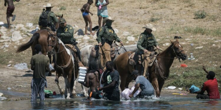 EEUU cierra parte de frontera texana para frenar a migrantes