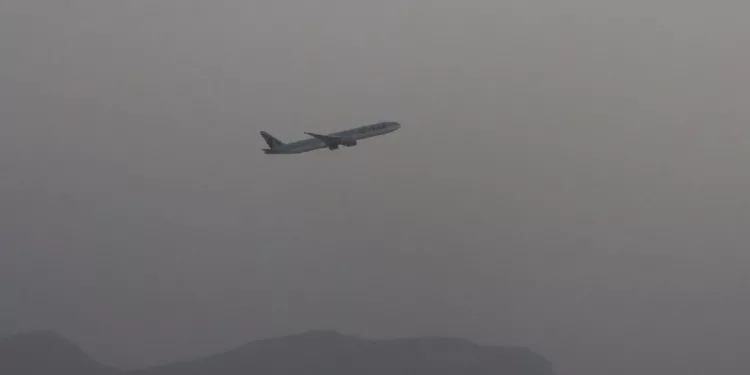 EE.UU. destaca cooperación de talibanes en primer vuelo comercial desde Kabul