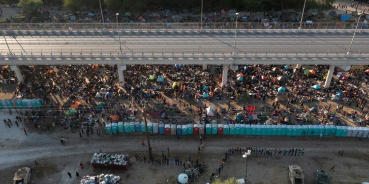 EEUU expulsa a inmigrantes haitianos en vuelos que salen desde Texas