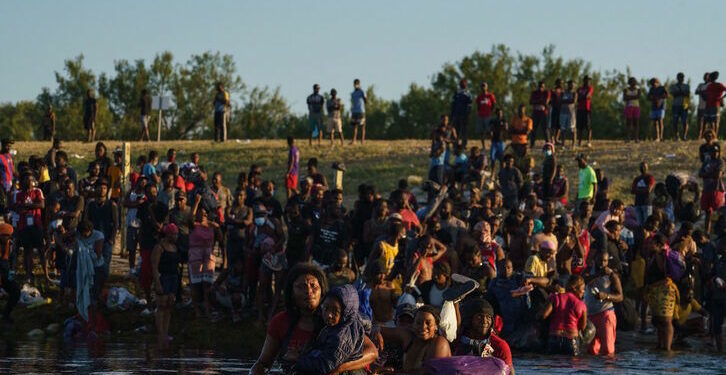 Migantes haitianos cruzan el río Bravo entre México y EEUU. (Paul RATJE/AFP)