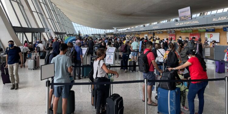 EU exigirá a viajeros estar vacunados contra COVID para ingresar al país