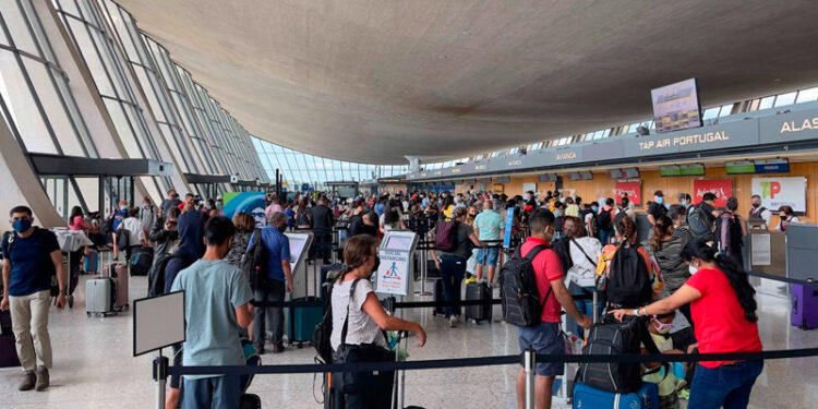 EU levanta en noviembre restricción a viajes internacionales