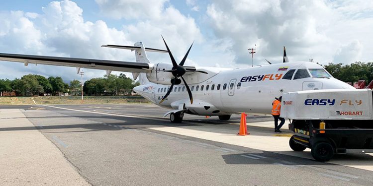 ATR 42-500 de EasyFly en remoque atrás.