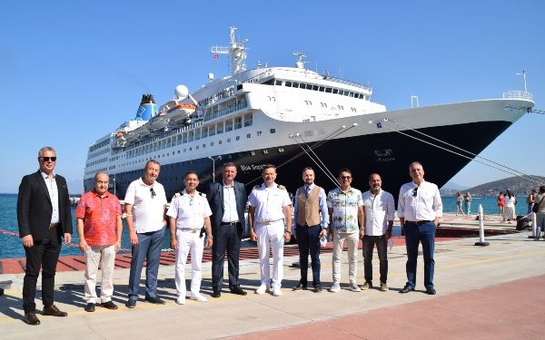 Ege Port Kusadasi recibe por primera vez en la temporada al Blue Sapphire