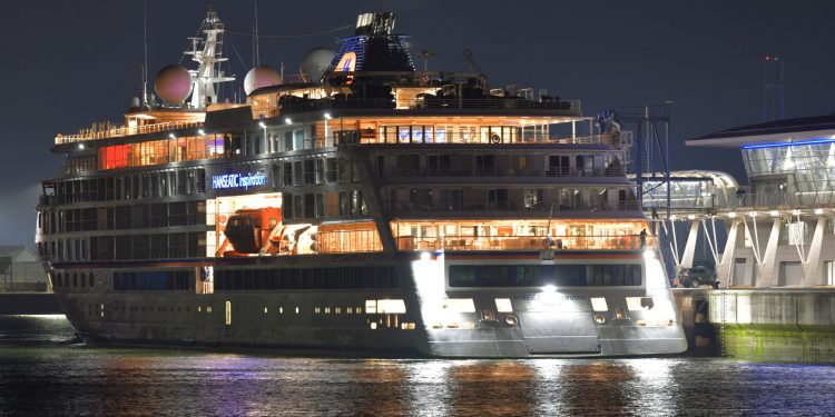 El "Hanseatic Inspiration" llega a Bilbao