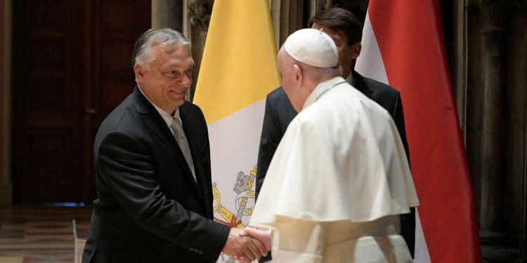 El Papa Francisco saluda a Viktor Orban, presidente de Hungría, durante su visita a Budapest.