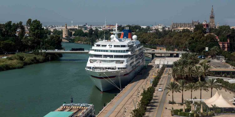 El Puerto de Sevilla retoma los cruceros de mano de dos 'megayates'