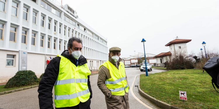 El consejero de Turismo y el presidente del Puerto de Santander expresan su satisfacción por la llegada del primer crucero