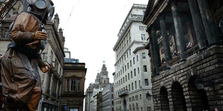 La ciudad de Liverpool fue uno de los principales puertos del mundo durante el auge del Imperio Británico, sin embargo su industria decayó con la llegada del siglo XX.