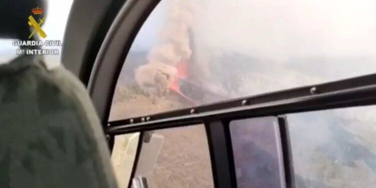 Fragmento del vídeo realizado desde el aire por la Guardia Civil de la erupción en La Palma.