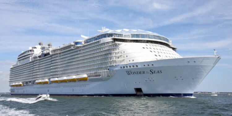 El Wonder of the Seas, el nuevo crucero más grande del mundo, cambia de rumbo. La recuperación de la demanda de este tipo de viajes en EE UU y Europa ha llevado a la compañía Royal Caribbean a replantear su debut, cambiando China por EE UU y Europa.