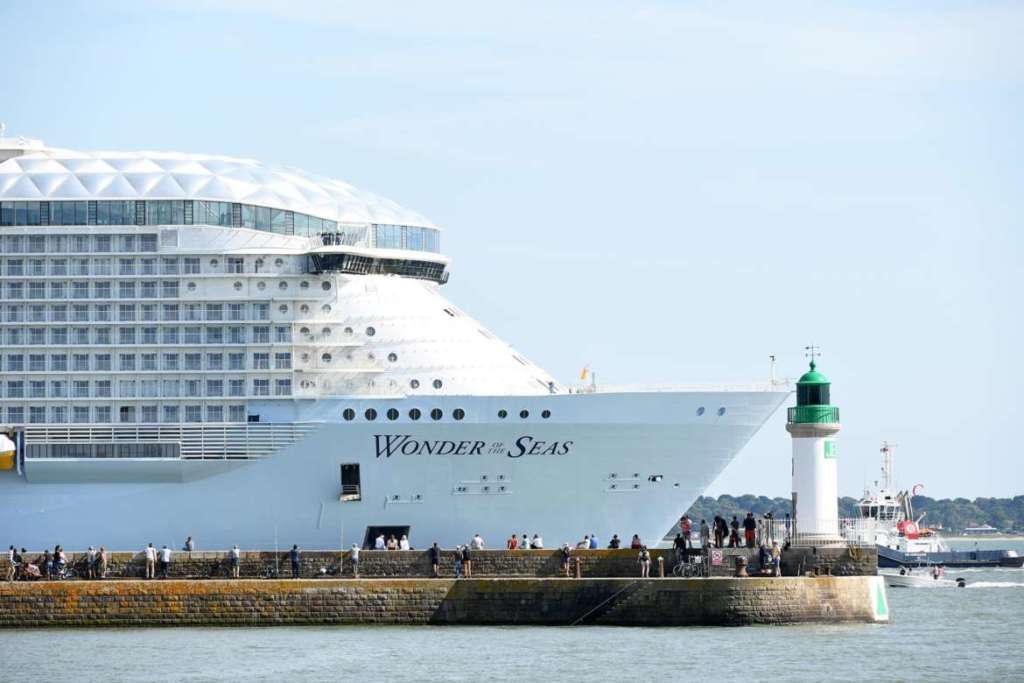 Además de dejar los barcos en tierra, la pandemia afectó también a la industria de los cruceros desde los astilleros, paralizando la construcción de muchos de los nuevos buques y retrasando entregas. ¿La consecuencia? 2022 estará plagado de estrenos que van desde el nuevo buque más grande del mundo, el gigantesco Wonder of the Seas, al estiloso Norwegian Prima y su elegancia nórdica, pasando por la magia del Disney Wish y el diseño futurista del MSC World Europa.