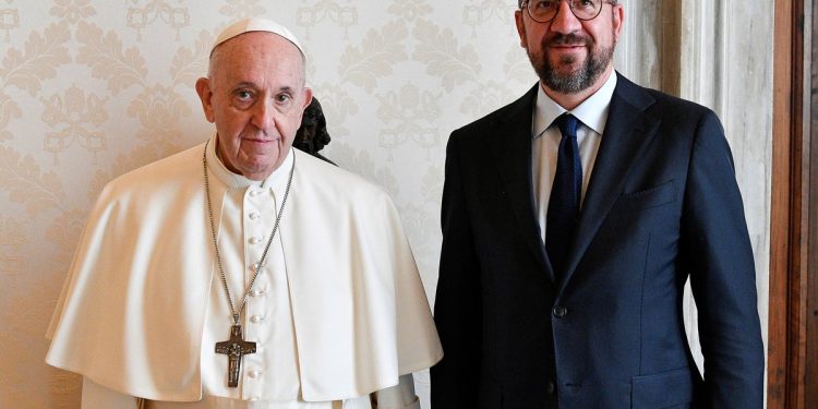 El papa habla de refugiados con Michel antes de viajar a Hungría y Eslovaquía