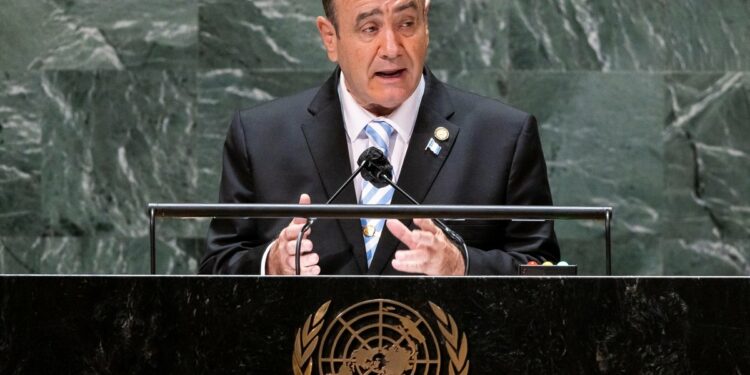 El presidente de Guatemala pide más inversión extranjera para evitar la migración