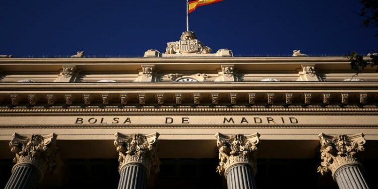 El sector de los viajes y los datos de EEUU impulsan el Ibex