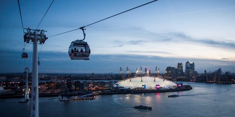 Imagen del teleférico de Londres. / TfL image - Emirates Air Line at night. / Flickr.