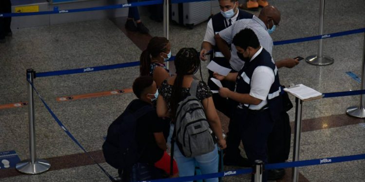 Enojo, presión y tranquilidad entre pasajeros por llenado obligatorio de e-Ticket para viajar