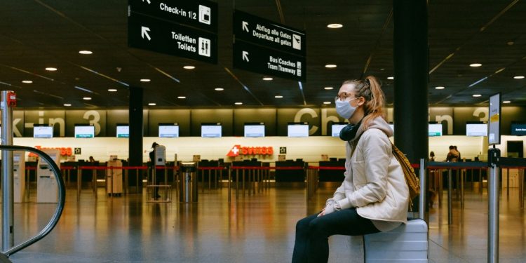 Estados Unidos recomienda evitar viajes a no vacunados