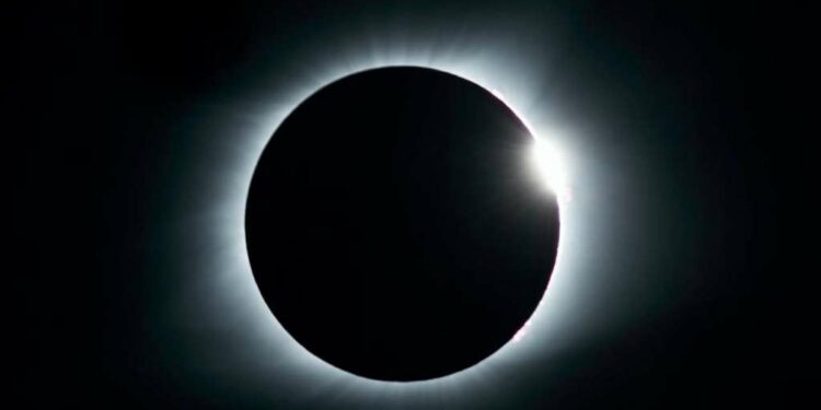 El próximo 4 de diciembre se producirá un eclipse total de sol. Si es un fenómeno extraño, este lo será todavía más porque el sol se ubicará en una posición muy infrecuente: cerca del horizonte.