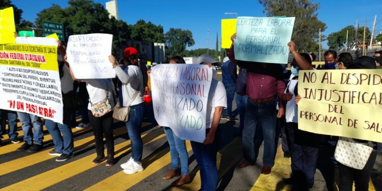 Ex trabajadores de salud se manifiestan en el crucero de Huayápam