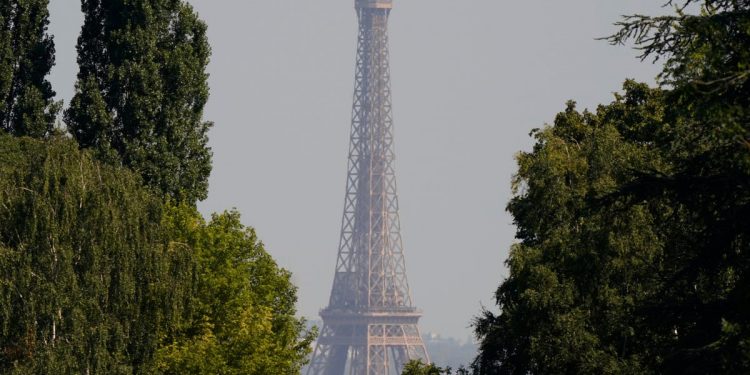 Francia anuncia la prohibición de estadounidenses no vacunados para viajes no esenciales