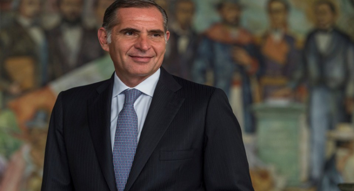 Gabino Cué, entre los beneficiados con viajes pagados por AHMSA