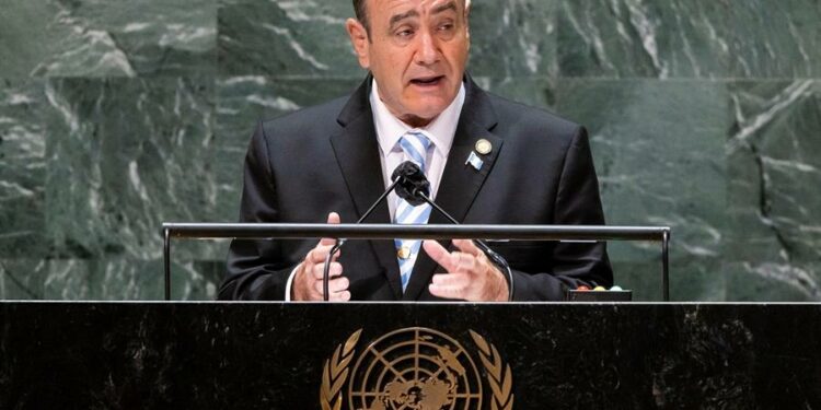 El presidente Alejandro Giammattei, aseguró durante su intervención en la Asamblea General de Naciones Unidas que la "única solución" para evitar la migración irregular es la "construcción de muros de prosperidad" para la población, incluyendo una mayor inversión extranjera en el país.