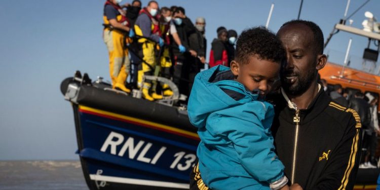 Guerra diplomática entre Reino Unido y Francia por llegada de migrantes - Más Regiones - Internacional