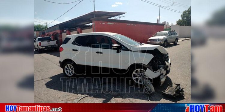 Hoy Tamaulipas - Accidente en Tamaulipas Se pasa seal de alto y causa encontronazo en Nuevo Laredo