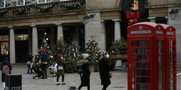 Inglaterra relaja restricciones en viajes para vacunados