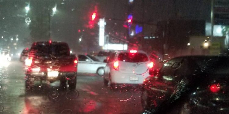 Intensa lluvia azota a Culiacán; extreme precauciones