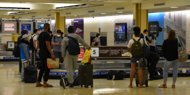 La Casa Blanca debate sobre las vacunas COVID-19 para los viajes en avión