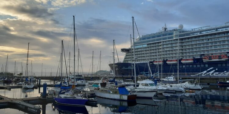 La Coruña comienza la temporada de cruceros con la llegada del “Mein Schiff 6”