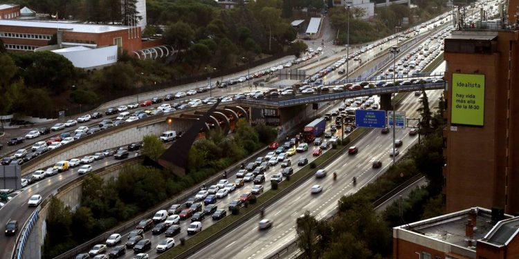 Foto: Vista de la carretera M-30 de Madrid. (EFE)